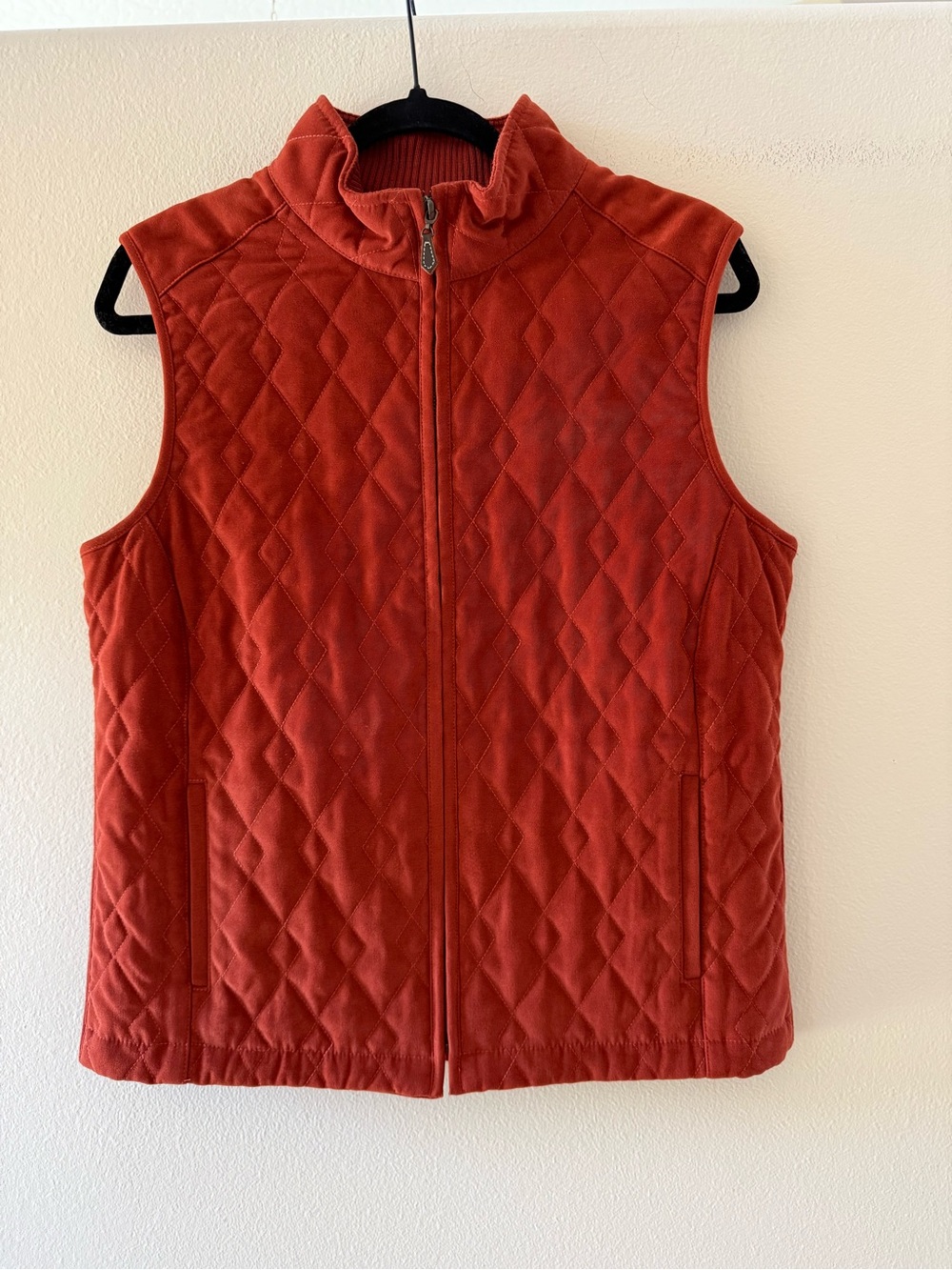 J. McLaughlin Quilted Sleeveless Vest in Burnt Orange Ribbed Knit Back Full Zip